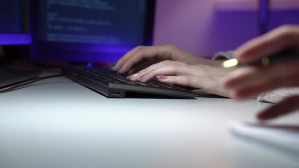 여성 이 새로운 html 라인을 입력하고 남성 동료는 그녀의 옆에 앉아 매크로 에서 schema 를 쓰고 있습니다. — 비디오