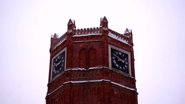 Stort gammalt torn med klocka i snöfall — Stockvideo