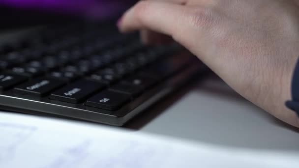Makro görüntüler, ofiste çalışan ve klavyede yazan manikürlü kadın elleri. — Stok video