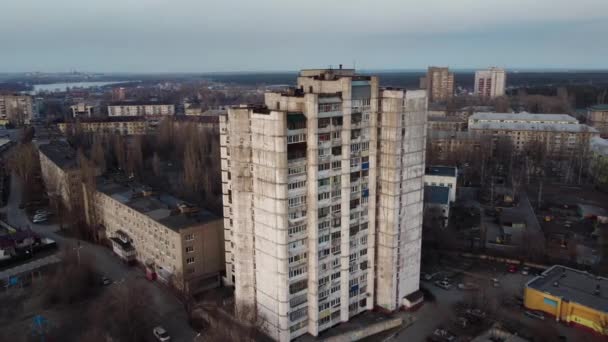 Distrito de dormir de una ciudad con casas y coches en los patios es filmado por un dron — Vídeo de stock