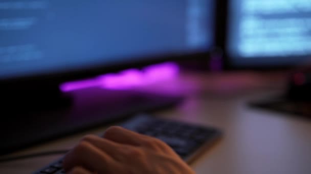 Close-up weergave van mannelijke handen op knoppen van een toetsenbord in het proces van het coderen van een nieuw programma — Stockvideo
