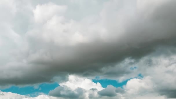 Grandes nubes blancas están volando en un cielo azul de verano en timelapse — Vídeo de stock