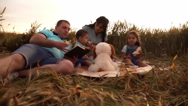 Picknick in der Natur einer kaukasischen Familie mit zwei Kindern im Slowmo — Stockvideo