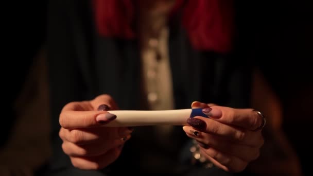 Макросъемка женских рук, держащих тест на беременность и ожидающих результатов — стоковое видео