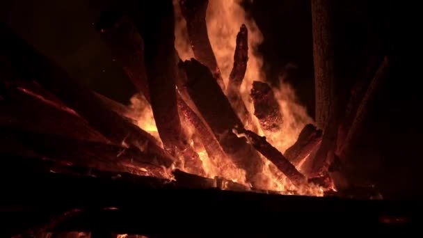 Şenlik ateşinin yanan odunları ve uçan kıvılcımları gece yavaş çekimde gösteren makro görüntüleri. — Stok video