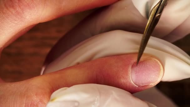 Μανικιουρίστας κόβει επιδερμίδα με μεταλλικό ψαλίδι κατά τη διάρκεια της διαδικασίας νύχι ομορφιά γυρίστηκε σε μακροεντολή από πάνω — Αρχείο Βίντεο