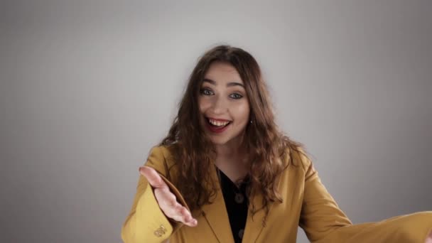 Isolated portrait of a woman who is listening to exciting story and encouraging somebody in slowmo — Stock video