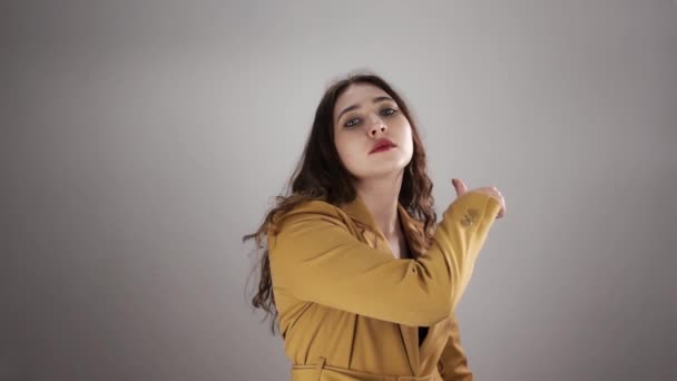 Isolated portrait of angry woman threatening by leading thumb on her throat in a slow motion — Stok Video