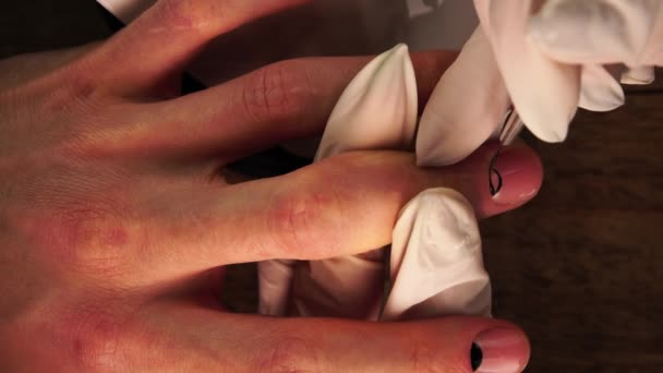 Manicurist målar konst design på manliga klientnaglar med borste filmad i makro ovanifrån — Stockvideo