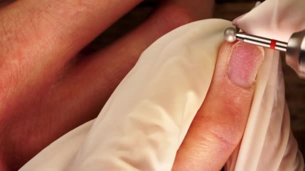 Macro-beelden van het maken apparaat manicure waar de meester is het polijsten van vingernagel en huid eromheen — Stockvideo