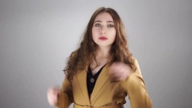 Fotoğraf modeli beyaz arka planda duran yüz ifadelerini değiştiriyor ve poz veriyor