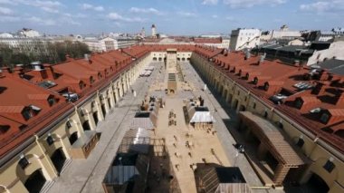 Saint Petersburg şehrinin tarihi binaları ve seyahatleri çatıdan çekiliyor.