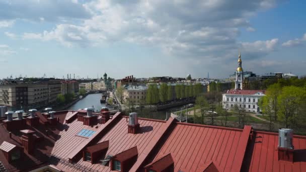 Центральная часть Санкт-Петербурга снимается со своевременной крыши здания — стоковое видео