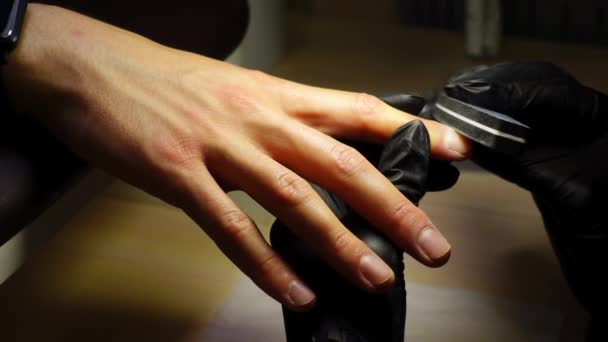 Nahaufnahme von Mann Hand sitzt im Salon auf Maniküre-Verfahren und Meister Polieren seiner Nägel — Stockvideo