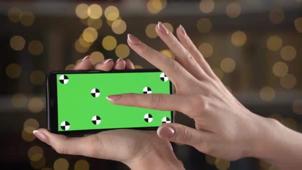 Γυναίκα κατέχει smartphone με ιχνηλάτηση δείκτες στα χέρια και zooms περιεχόμενο με τα δάχτυλα για να βρείτε κάτι — Αρχείο Βίντεο