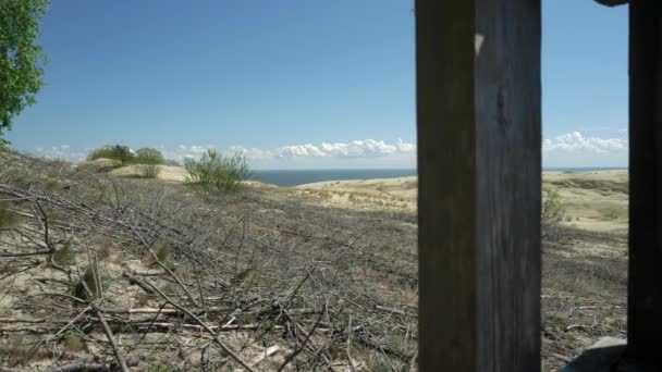 Utsikt från observationsdäcket av sandstranden med blått hav på bakgrunden — Stockvideo