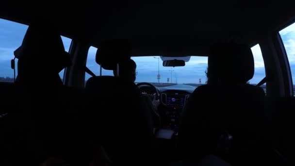 Road trip au crépuscule est filmé à l'intérieur de l'automobile à travers un pare-brise dans le temps — Video