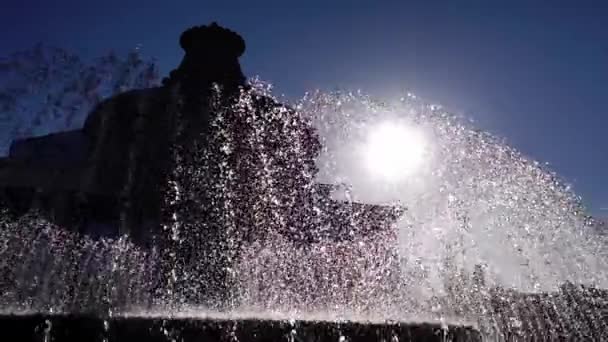 Una fontana con corsi d'acqua scorrevoli è filmata dal basso al rallentatore — Video Stock