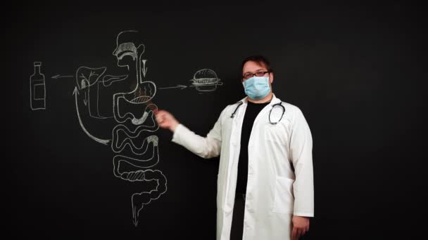 Pokyny pro správnou výživu sděluje lékař v bílém laboratorním plášti a lékařské masce — Stock video