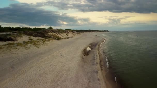 Drohne fliegt und filmt Kurische Nehrung mit Sandstrand und welliger Ostsee — Stockvideo
