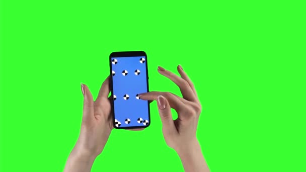 Primer plano de la mujer con el teléfono móvil zoom del contenido por los dedos y deslizándolo en la pantalla verde — Vídeos de Stock
