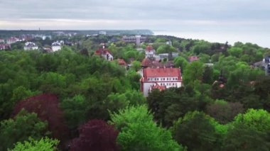 Uçurumun kıyısındaki eski kasabanın insansız hava aracı görüntüleri.
