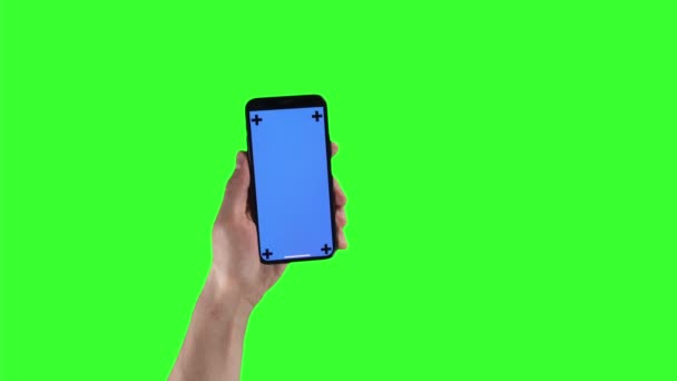 Vista de primer plano de la mano izquierda del hombre con el teléfono móvil que está tocando en la pantalla con marcadores de seguimiento — Vídeos de Stock