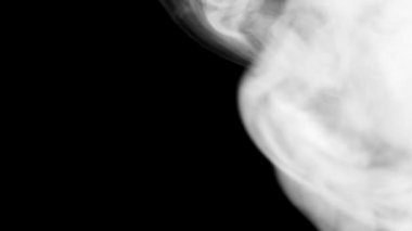 Siyah arka planda parlak beyaz duman yavaş çekimde