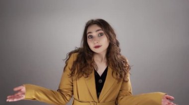 Omuzlarını ağır çekimde beyaz arka planda silken genç bir kadının portresi.