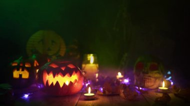 Hala cadılar bayramı süslemeleriyle dolu masada duman bulutlarıyla