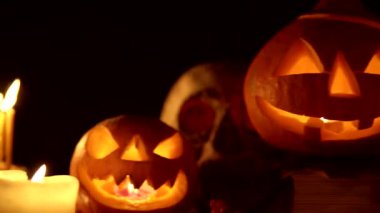 Cadılar Bayramı dekor nesnelerinin bileşimi kamera hareketlerini bebek arabasında kapat