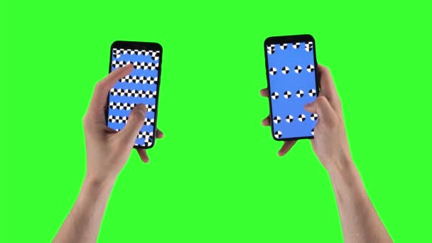 Двойные мобильные в руках мужчин, которые увеличивают контент на дисплеях с точками слежения на зеленом экране — стоковое видео