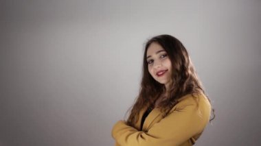 Yavaş çekimde poz veren çekici bir kadının beyaz arka planda izole edilmiş portresi.