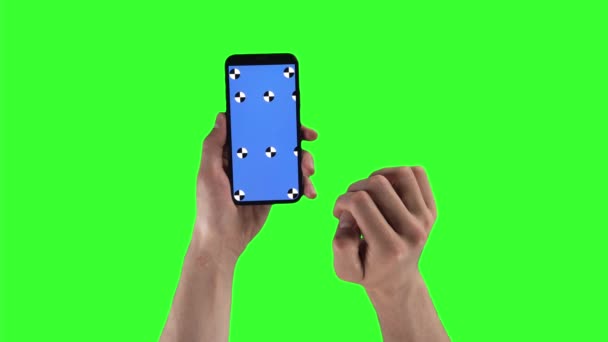 男子是放大内容智能手机与跟踪标记显示在绿色屏幕上 — 图库视频影像