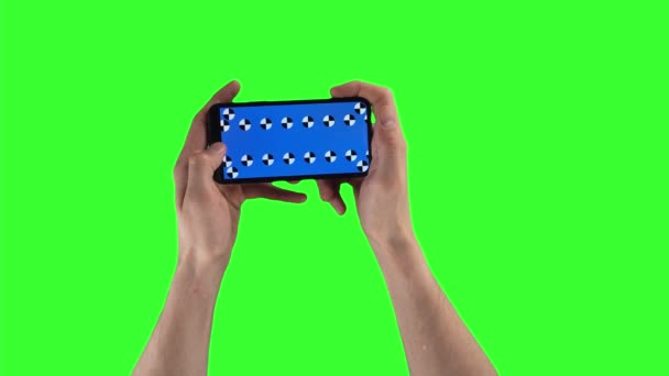 Homem segura smartphone por duas mãos e deslizando para a esquerda e para a direita na tela sensível ao toque com marcadores de rastreamento — Vídeo de Stock