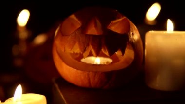 Mum ışığında gülümseyen Cadılar Bayramı balkabağı mistik bir fener gibi geceleri parlar.