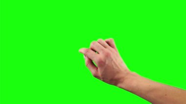 Kadın yeşil ekranlı dokunmatik ekrana sağ eliyle yazıyor.