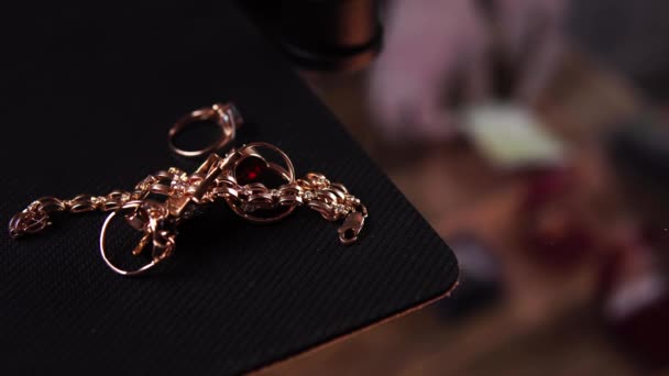 Mujer trae anillos de oro y cadenas en casa de empeño para la venta — Vídeos de Stock