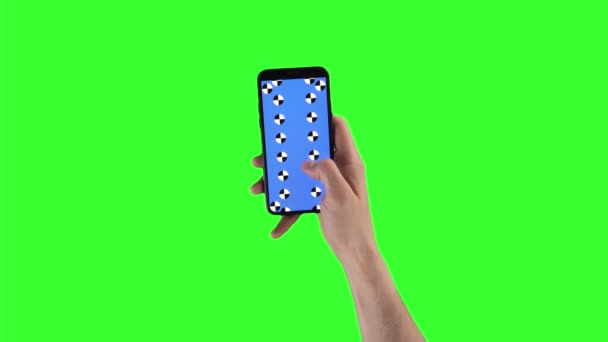 Närbild av manliga högerhand håller mobil och svepa upp än berörande skärm med alfa sammansättning — Stockvideo