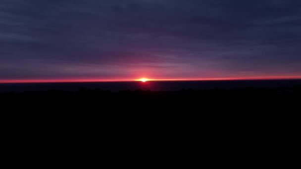 Sonnenuntergang über dem Ozean vom Abgrund aus per Drohne gefilmt — Stockvideo