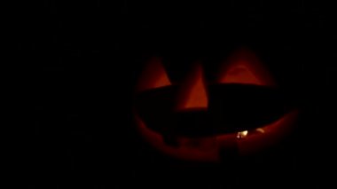 İçinde duman ve yanan mum olan izole edilmiş balkabağı feneri.