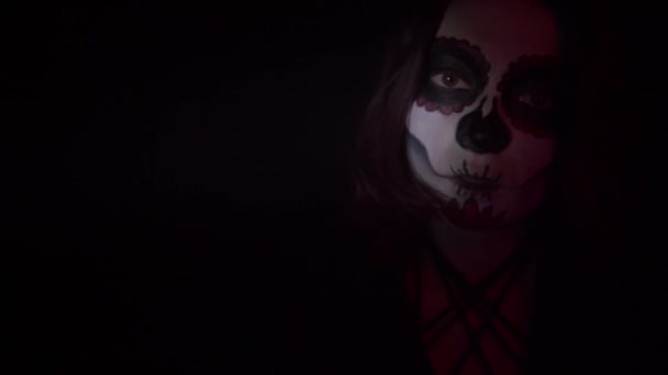 Retrato de senhora terrível com Santa muerte compõem em fundo preto iluminado por lanterna — Vídeo de Stock