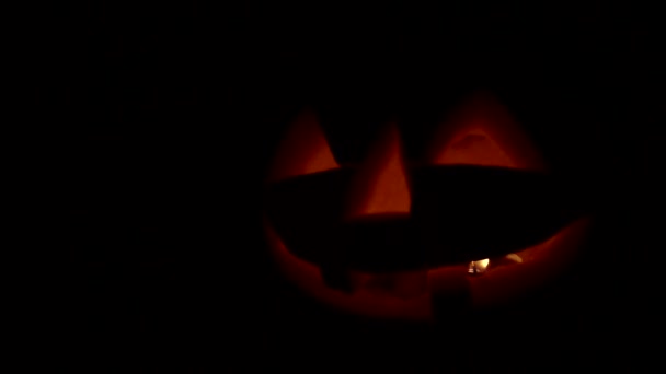 Ізольований гарбузовий ліхтар з димом і палаючою свічкою всередині — стокове відео