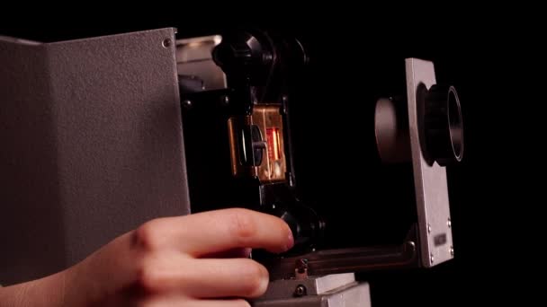 Αναδρομικός κινηματογραφικός προβολέας close-up και ταινία κίνησης με αρνητικές εικόνες — Αρχείο Βίντεο