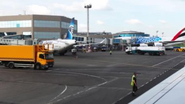 Uluslararası havaalanındaki uçağa binişin penceresinden bak.