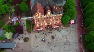 İnsanlar Kaliningrad 'daki Kant Adası' ndaki ünlü katedrali ziyaret ediyor.