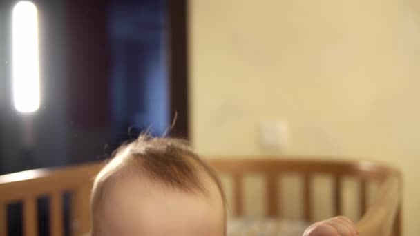 Portret uroczego dziecka stojącego w łóżku i uśmiechającego się — Wideo stockowe