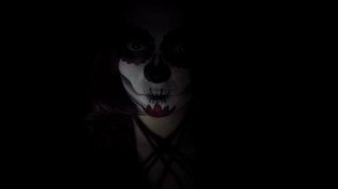 Siyah arka planda Santa Muerte 'li korkunç kadın.