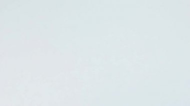 Hap bırakma ve beyaz arka plan