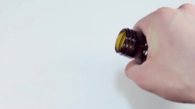 Hap bırakma ve beyaz arka plan